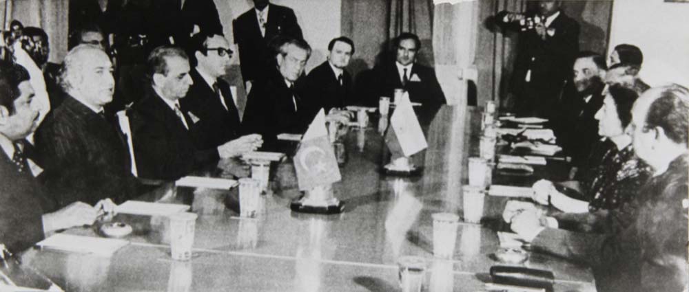DP Dhar (right) and Indira Gandhi negotiating with Pakistan's Zulfikar Ali Bhutto and Aziz Ahmed at the Simla talks, 28 June 1972.